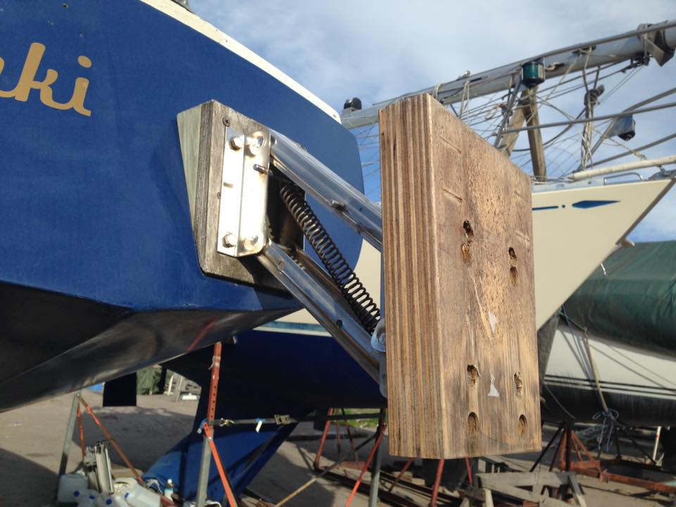 Perämoottorin teline